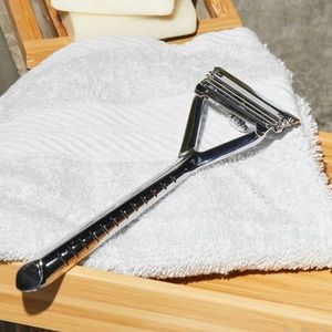 SOLD: Brand New Chrome Leaf Razor